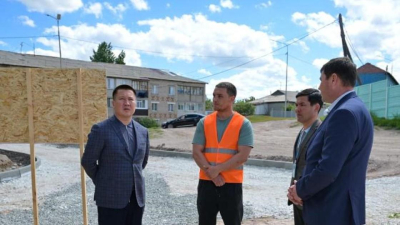 Аким Павлодарской области съездил в село, где автобус провалился под землю