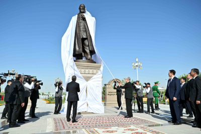 В Туркменистане открыли памятник Абаю