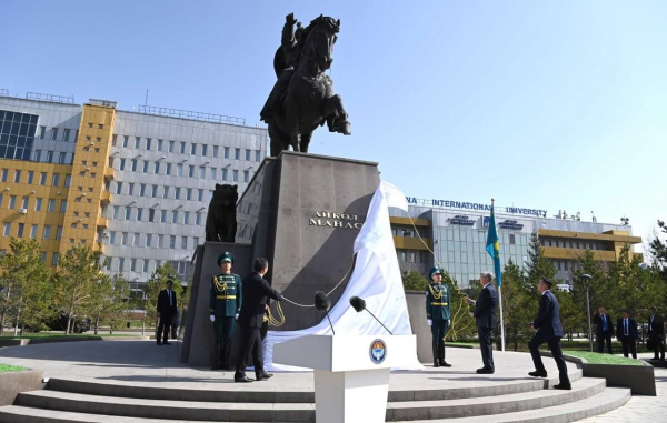 Токаев и Жапаров открыли памятник Манасу в Астане