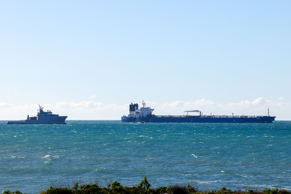 Иран атаковал ракетами американский нефтяной танкер, судно горит