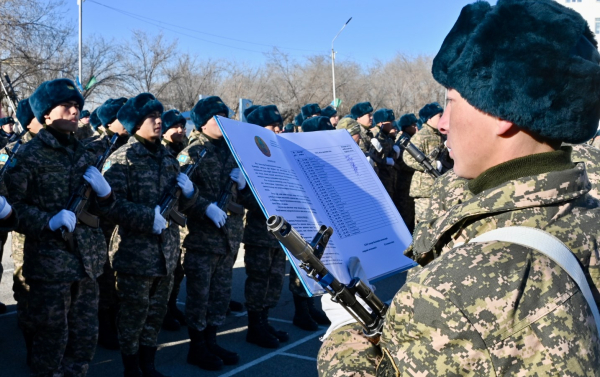 В Конаеве прошла церемония принятия присяги солдатами осеннего призыва