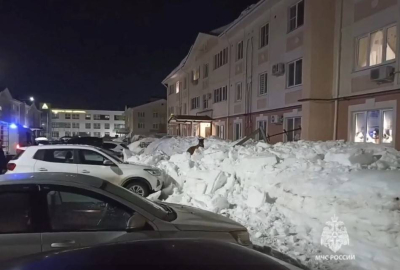В Куюках с крыши жилого дома обрушился огромный пласт снега