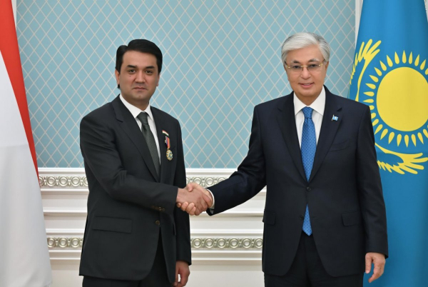 Президент Казахстана вручил орден &ldquo;Достық&rdquo; Рустами Эмомали