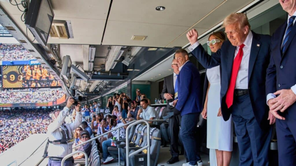 Дональд Трамп сходит на бейсбол, чтобы почтить память жертв 11 сентября