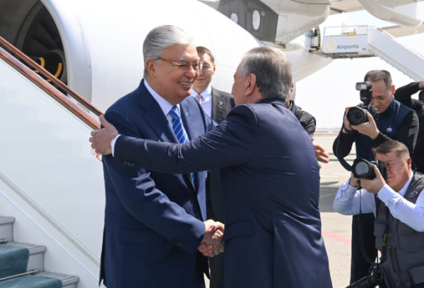 Глава Казахстана прибыл с рабочим визитом в Узбекистан