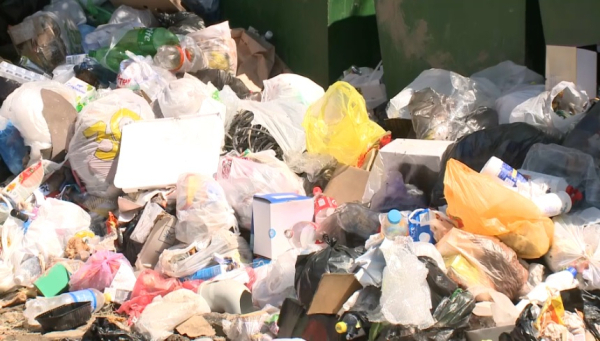 Почему в Актобе снова переполнены мусорные контейнеры?