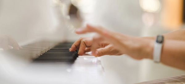 Как игра на пианино влияет на работу мозга