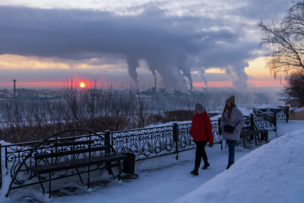 Жители Кузбасса пожаловались на торчащие штыри на пути в местную школу