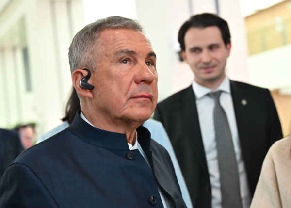 Главе Татарстана в Китае подарили наушник-переводчик с 80 языками