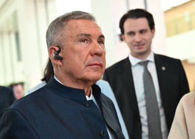 Главе Татарстана в Китае подарили наушник-переводчик с 80 языками