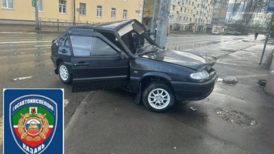 Машина всмятку: водителя "Лады", влетевшей в столб в Казани, экстренно увезли на скорой &ndash;&nbsp;фото 28/04/2026 &ndash; Новости