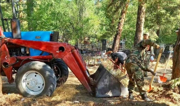 Кладбище в Семее угрожало пожаром лесному массиву