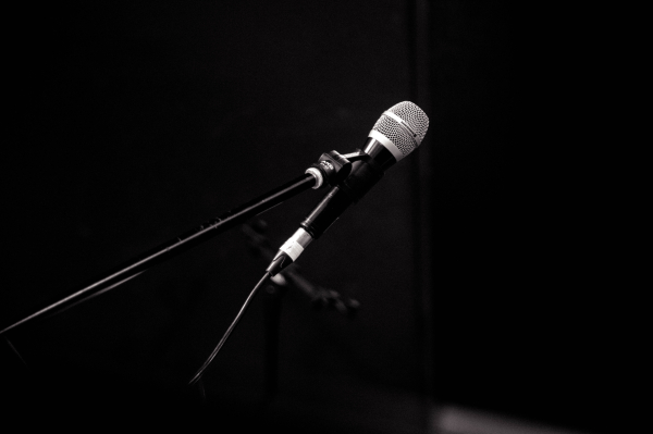 Живущий в Европе комик Белый* заявил, что не убегал из России