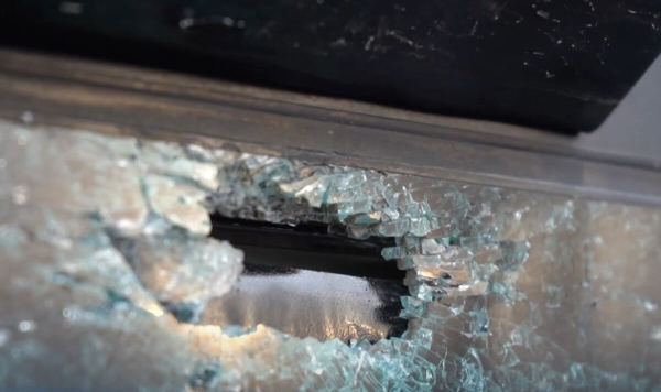 Малолетние хулиганы разбили окна нескольким автобусам в Шымкенте (ВИДЕО)