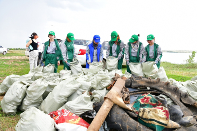 Молодежные отряды «Жасыл ел» очищают природу Актобе от мусора