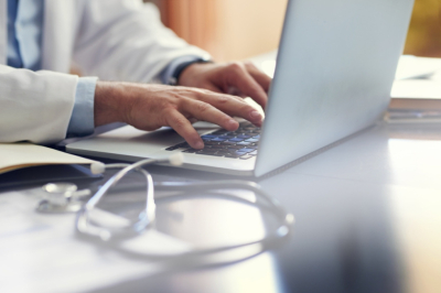 Терапевт рассказала, что обязательно нужно добавить в дачную аптечку