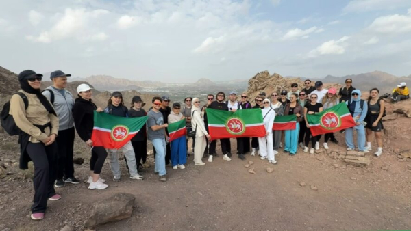 "50 татар поднялись в горы под родные песни": на вершине горы в ОАЭ развернули флаг Татарстана 26/01/2026 &ndash; Новости