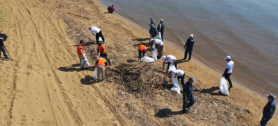 Почти 60 тысяч тонн мусора и рыболовных сетей выловили из водоемов Казахстана