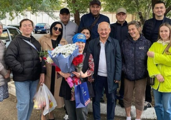 Жители дома в Павлодаре тепло отблагодарили уборщицу за ее 20-летний труд