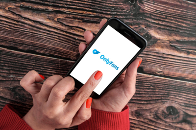 Пожилая учительница потеряла работу из-за откровенных видео