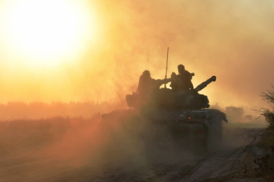 Российские FPV-дроны поразили шведский танк STRV-103 под Харьковом