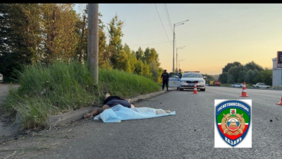 Накрытое тело на обочине: жуткие кадры с места гибели байкера в Казани 27/07/2026 &ndash;