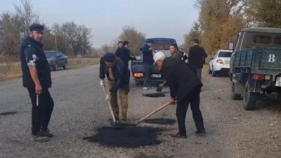 Жители Алматинской области сами вышли ремонтировать дорогу: в акимате сделали заявление (видео)