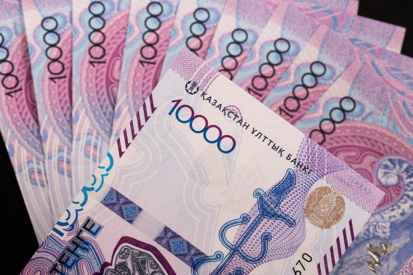 Тенге возвращает позиции: Нацбанк улучшил прогноз по нефти и ВВП