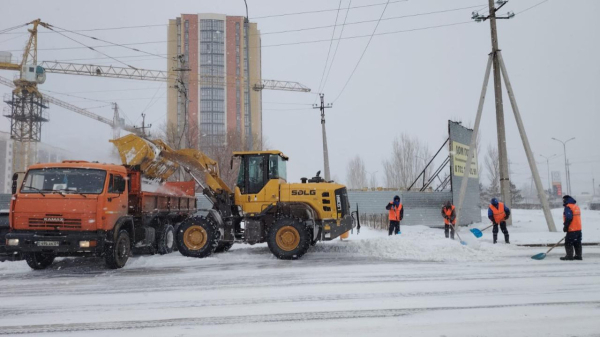 Более 1600 единиц спецтехники вышли днем на уборку снега в Астане