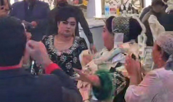 На узбекской свадьбе свекровь &quot;одели&quot; в деньги