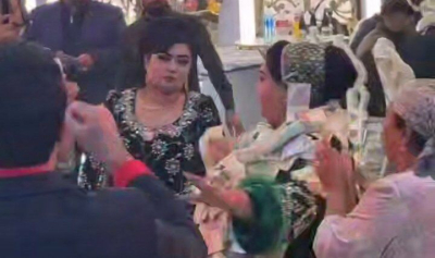 На узбекской свадьбе свекровь "одели" в деньги