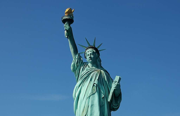 Власти США могут погасить факел статуи Свободы в Нью-Йорке