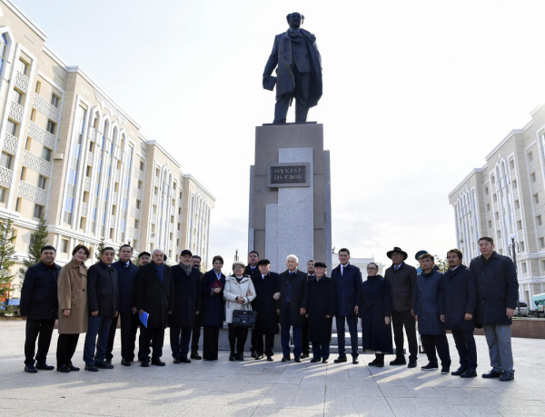 В Астане открыли памятник Мухтару Ауэзову