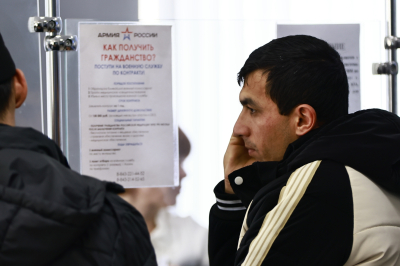 Трудовых мигрантов в России обяжут платить налог за неработающих членов семьи