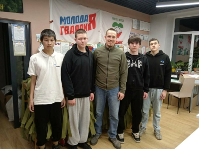 Студенты Елабужского колледжа плетут маскировочные сети для бойцов СВО