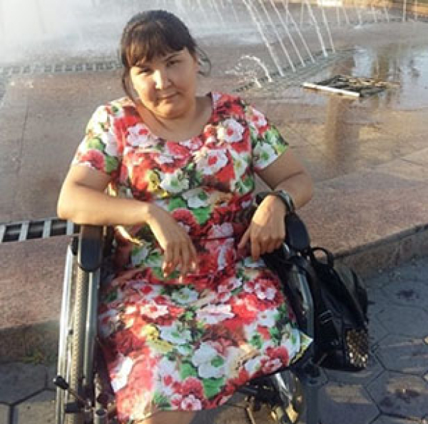 Жительница Темиртау без ноги бесплатно делает нуждающимся ремонт