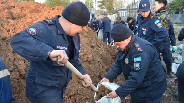 В СКО продолжается укрепление дамб для защиты от паводков