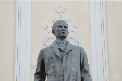 Руководство Татарстана и общественники возложили цветы к памятнику Габдулле Тукаю
