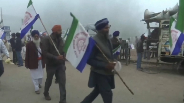 Тысячи фермеров выдвинулись в сторону столицы Индии