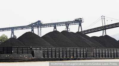 Цены на золото впервые за месяц упали ниже 4900 долларов за унцию