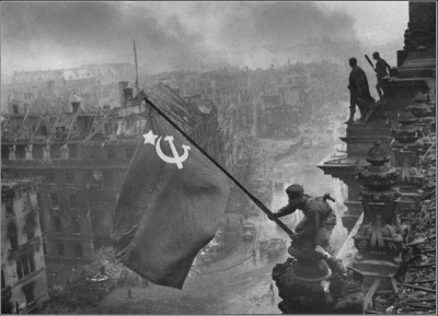 30 апреля 1945 года - водружено Знамя Победы над Рейстагом