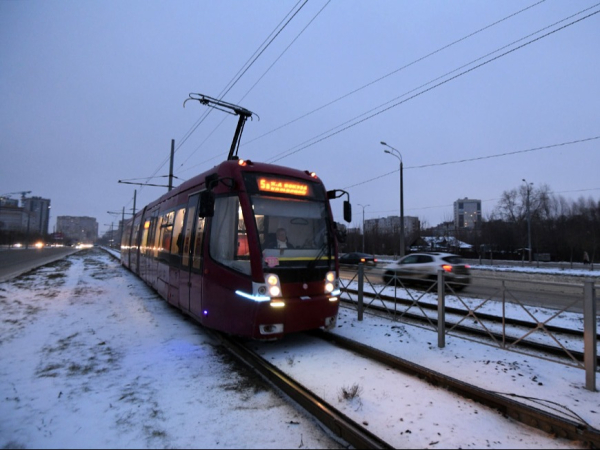 Из-за снега на Сахарова-Минской в Казани встали трамваи №5, 5а и 7