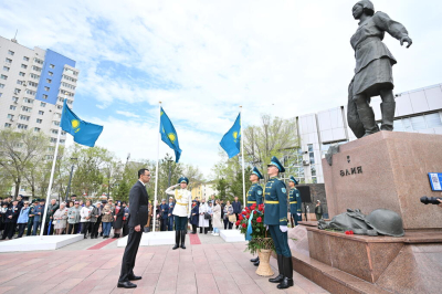 Маулен Ашимбаев возложил цветы к памятнику Алии Молдагуловой
