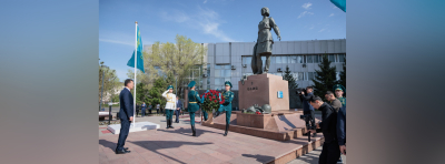 Ерлан Карин возложил цветы к памятнику легендарной героине