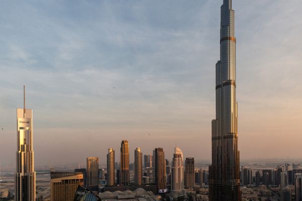 В Сети появилось видео пролета иранских ракет над Дубаем