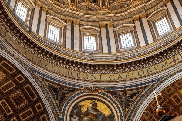 Мужчина справил нужду на алтарь Святого Петра в Ватикане