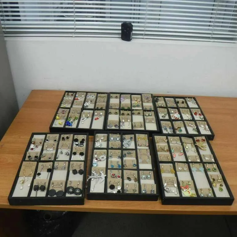 В аэропорту Казани у пассажирки изъяли 100 пар сережек и 21 пару очков