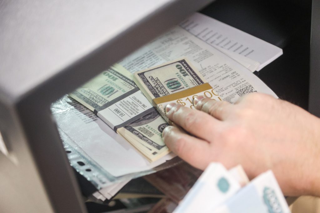 Финансист: владельцы поврежденных долларов могут потерять до 20% при обмене