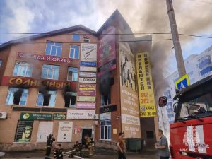 Четыре человека погибли и пять пострадали при пожаре в торговом центре в Стерлитамаке
