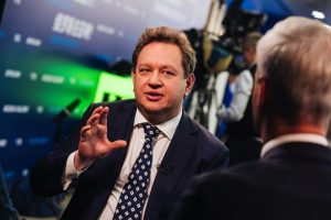 Зампред ВТБ сделал Минфину символический подарок